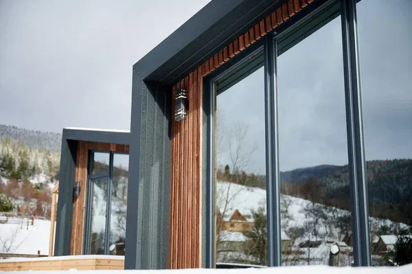 Ventajas de la ventana termopanel abatible en climas extremos